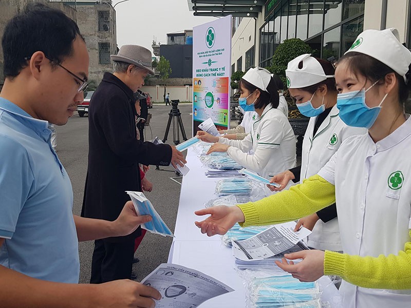 Bệnh viện TBH cấp phát miễn phí 8.000 khẩu trang y tế cho người dân